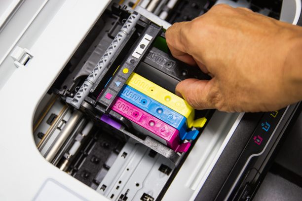 Technicians,Are,Install,Setup,The,Ink,Cartridge,Or,Inkjet,Cartridge